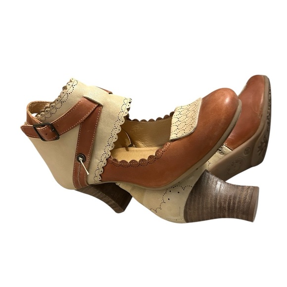 Gold Button 8.5 leather ankle booties w/floral detail excellent used condition - Picture 2 of 15